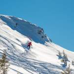 Tiefschneeabfahrt von Snowboarder am Grießenkareck