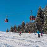 Skiläufer unter der Grafenberg-Gondelbbahn Wagrain